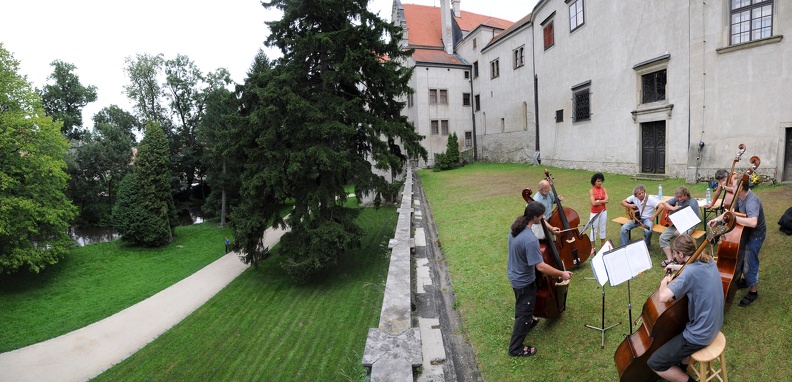 Nezmari_a_Quo_vadis_bass.jpg